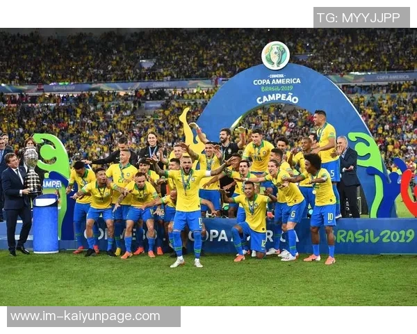 内马尔选择低调风格粉白色LV外套售价4300镑搭配面罩引关注