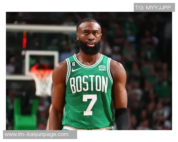 杰伦布朗半场表现惊艳10投8中三分命中率高达80砍下22分引领球队奋勇争先